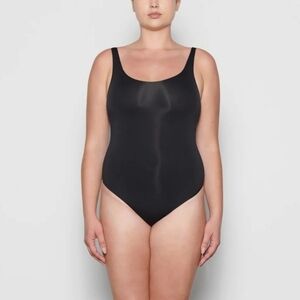 New! Skims ESSENTIAL SCOOP NECK BODYSUIT Top Shirt Onyx Black Small Medium